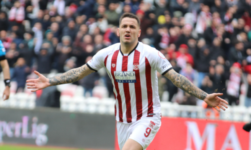 Besikstasi i vendosur për transferimin e sulmuesit shqiptar