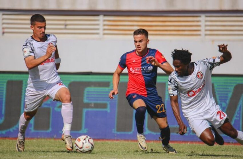 Pikantet e Vllaznia-Skënderbeu/ Shkodranët festojnë çdo gol, “driblojnë”… tifozët