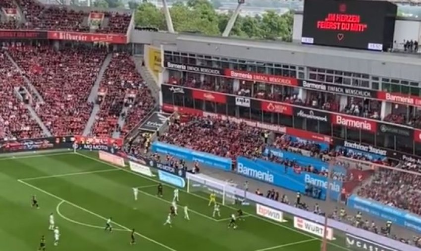 Tabela shënonte 19:04 dhe dëgjoheshin vetëm zërat e lojtarëve