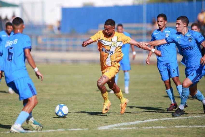 Trajneri jep dorëheqjen në pushimin, mjeku drejton ekipin