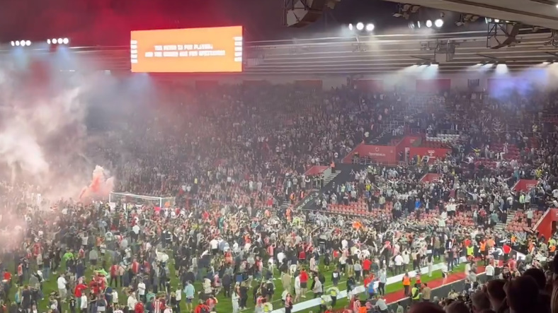 VIDEO/ Festa kthehet në një “luftë” në Angli, tifozët hyjnë në fushë dhe sulmojnë njëri-tjetrin