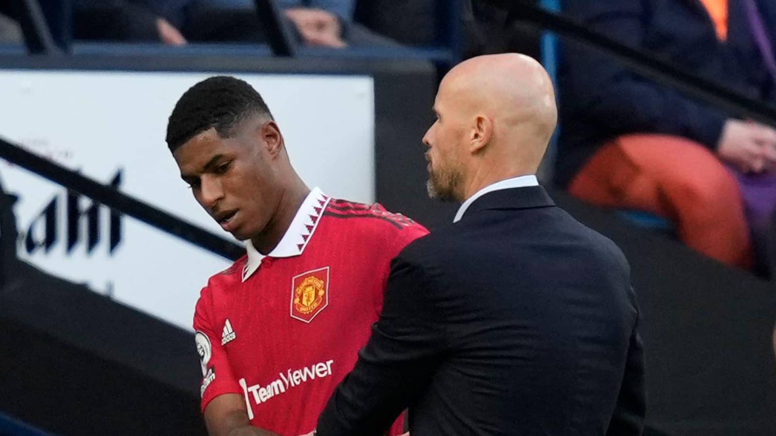 erik-ten-hag-speaks-with-man-utd-forward-marcus-rashford-after-taking-him-off-in-game-against-city