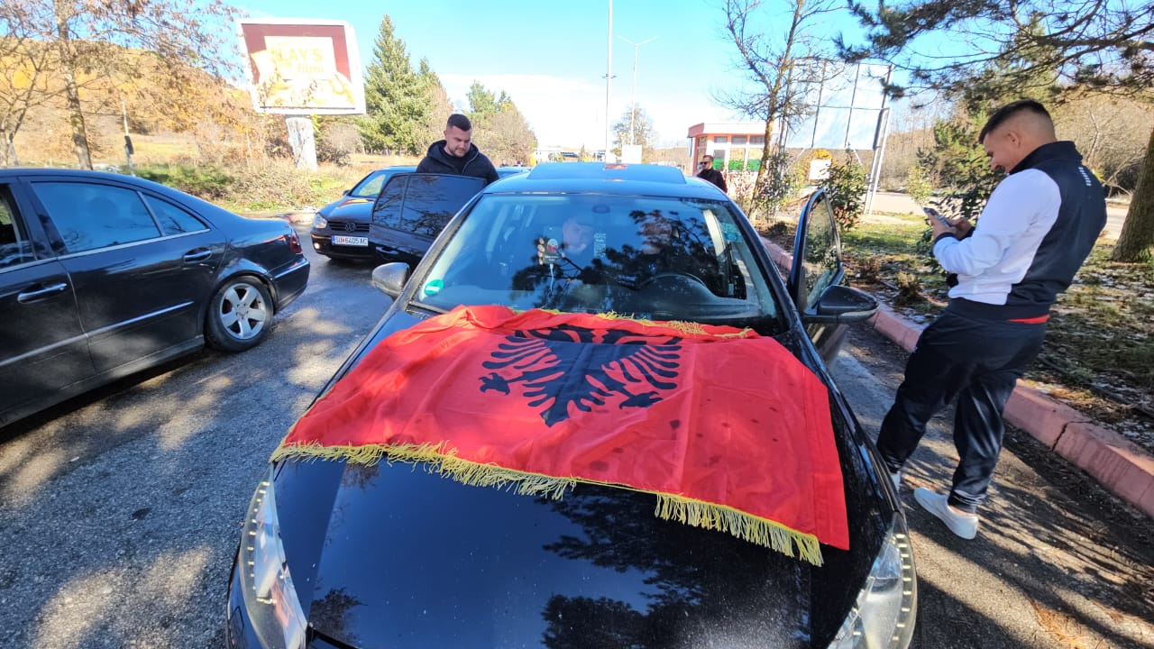 Sot Shqipëri-Çeki, fluks në doganën e Qafë-Thanës, shqiptarët nga Maqedonia e Veriut në mbështetje të Kombëtares