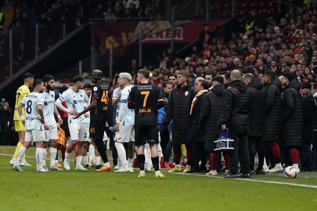 Pezullohet Galatasaray-Adana, miqtë largohen nga fusha në shenjë proteste