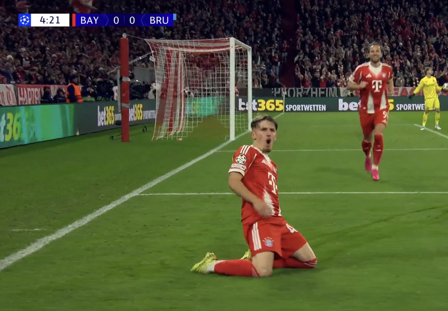 Çmenduri, çmenduri nga 17-vjeçari i Bayernit, shikoni se si e dërgon topin në portën e Club Bruge