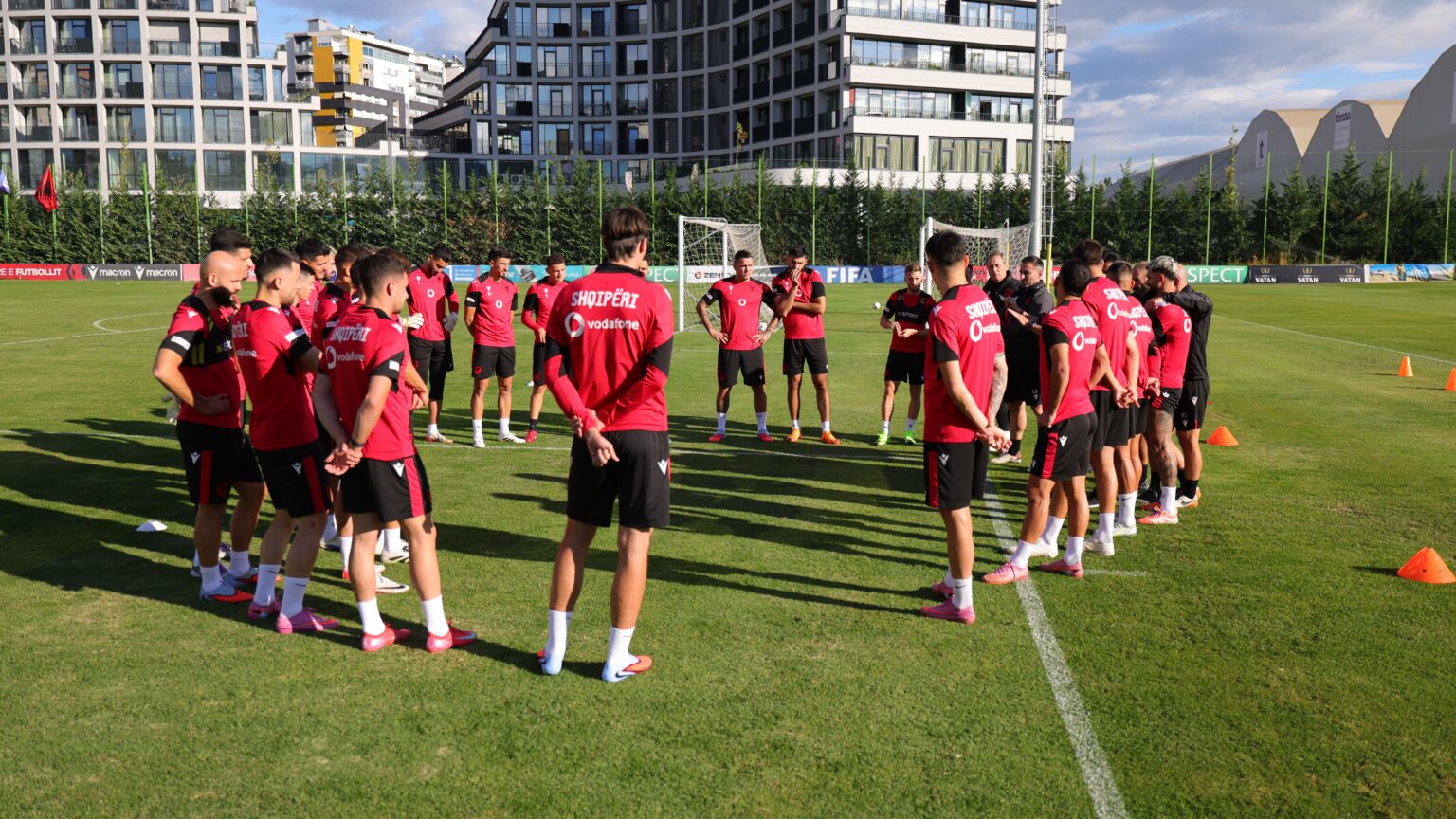 Eliminatoret Botërori 2026/ Gripshit i duhet të presë për debutimin, Sylvinho e dërgon në tribunë