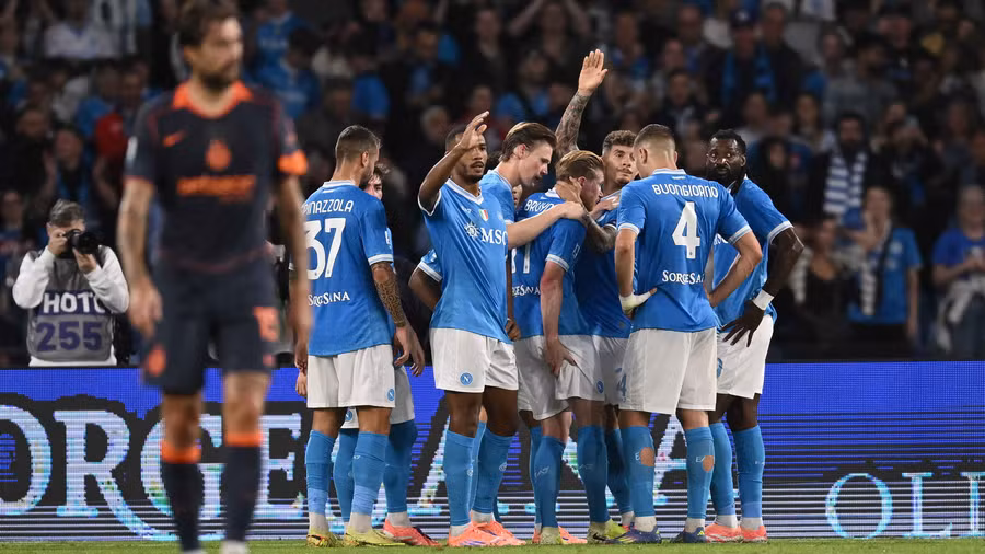 Napoli i tregon forcën Interit dhe i merr kreun Milanit