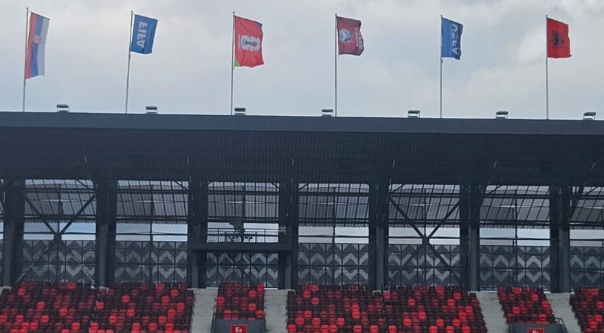 Përballja Serbi – Shqipëri, rivendoset flamuri shqiptar në stadium