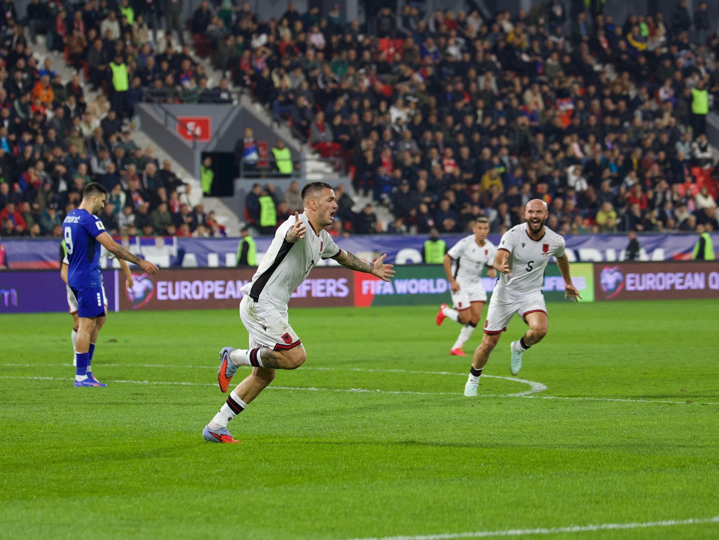 Shqipëria ëndërron Botërorin, Manaj bën heroin në Leskovac