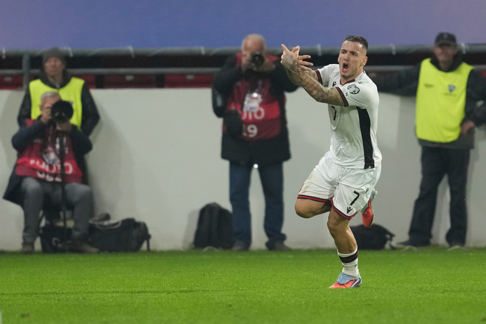 Shqiponja ulët në Leskovac – serbët shikojnë e s’bëjnë gjë!