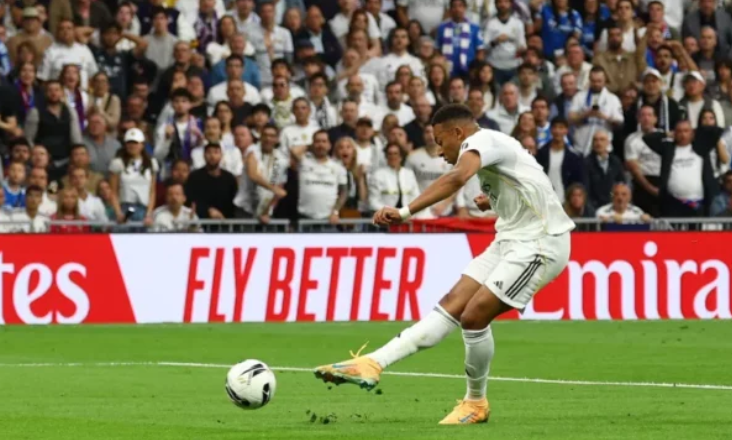 Tri pikët mbesin në “Santiago Bernabeu”, Reali fiton ndaj Barçës