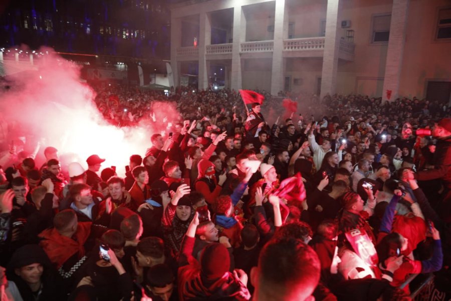 VIDEO/ Shqiptarët shpërthejnë në festë pas golit të Manajt