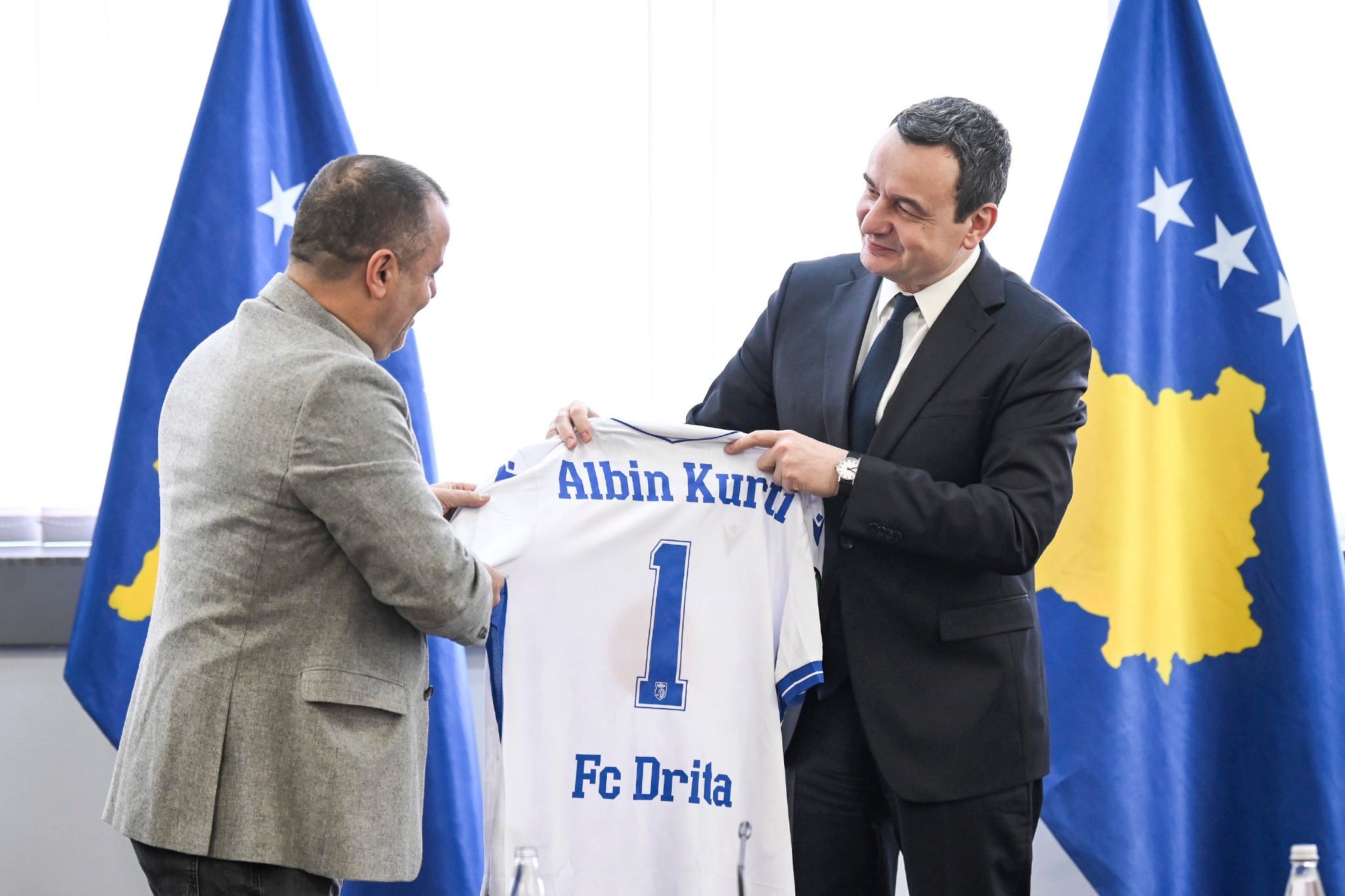 Kryeministri Kurti pret ekipin e Dritës para përballjes historike ndaj AZ Alkmaar