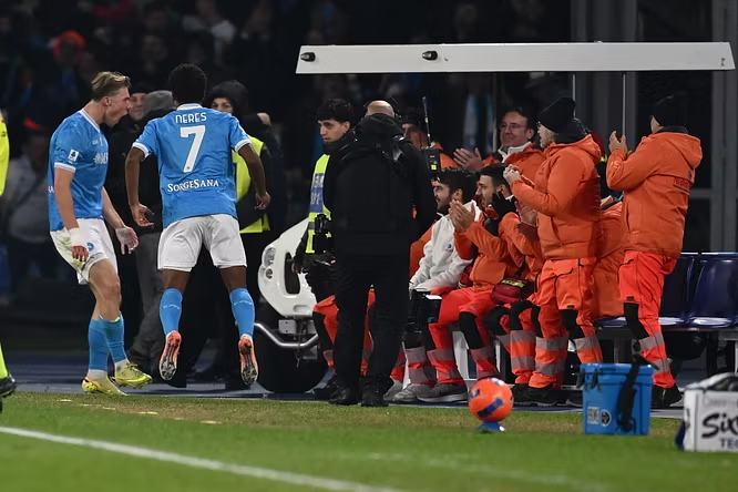 Spalletti, rikthim i hidhur në Napoli: Hojlund godet Juven, Conte mbetet në krye