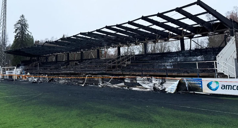 Stadiumi ku luan një futbollist kosovar u përfshi nga zjarri