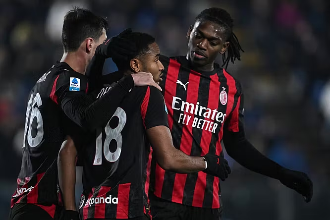 Maignan bën mrekulli, Rabiot befason Comon dhe e çon Milanin në -3 nga Interi