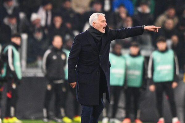 Probleme për Mourinhon, 200 tifozë takim me trajnerin e Benficas