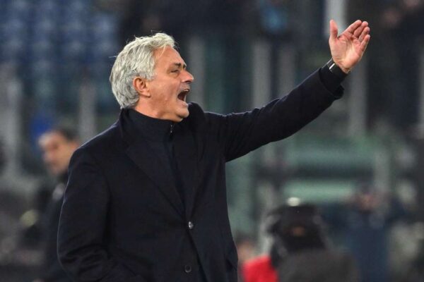 Thumbi i radhës i Jose Mourinho: Njerëz që nuk kanë bërë asgjë po stërvisin klubet më të mëdha…