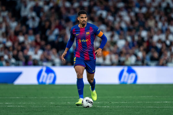 Ronald Araujo merrë shiritin e kapitenit tek Barcelona