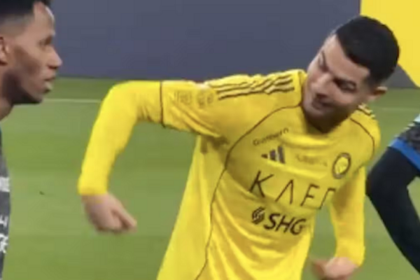 “Më hip në shpinë…”; Ronaldo me kërkesë të çuditshme ndaj kundërshtarit. Fund i acaruar i ndeshjes (video)