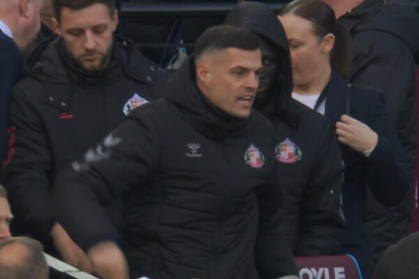 “Çfarë do?”, Granit Xhaka përplaset me tifozin kundërshtar nga stoli (video)