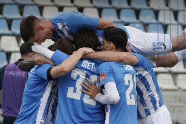 Tirana shtang Flamurtarin, Teuta barazon me Vorën