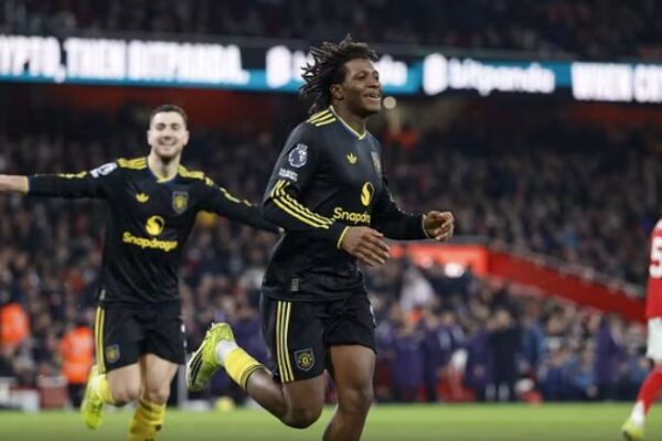 Manchester United mund Arsenalin në Emirates dhe rihap kampionatin, City e Aston Villa janë -4