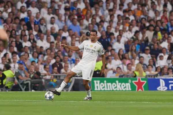 Reali ndahet me Alexander-Arnold? Mbrojtësi mund të kthehet në Angli.