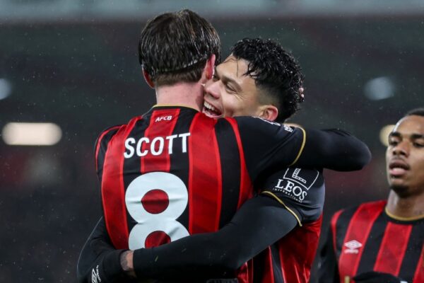 Liverpool në gjumë, Bournemouth bën spektakël në pjesën e parë (video)