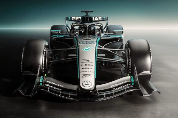 Mercedes zbulon makinën e Botërorit 2026, më e vogël dhe me motor 50% elektrik