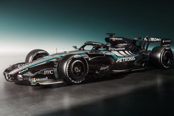 Mercedes publikon pamjet e para të makinës së re dhe nis menjëherë testet në Silverstone