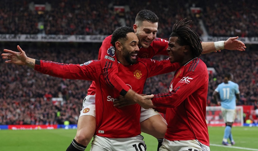 Carrick debuton me fitore, United fiton derbin me City-n