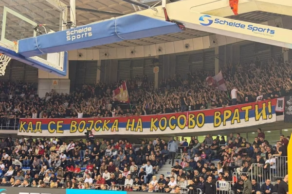 “Kur ushtria të kthehet në Kosovë” – Mesazhe nacionaliste nga tribunat në Nish