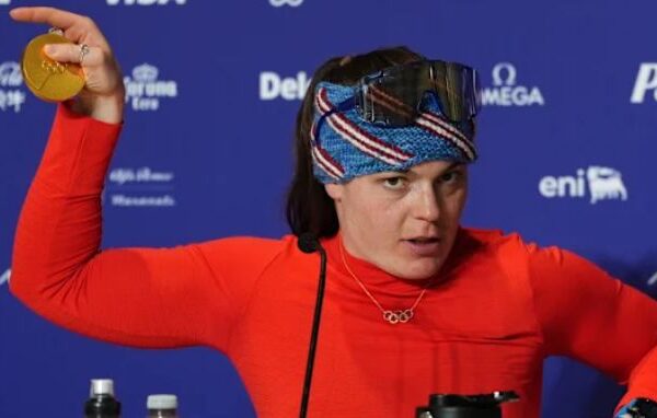 Milano-Cortina në RTSH/ Fitoi të artën, Breezy Johnson thyhen medaljen teksa festonte