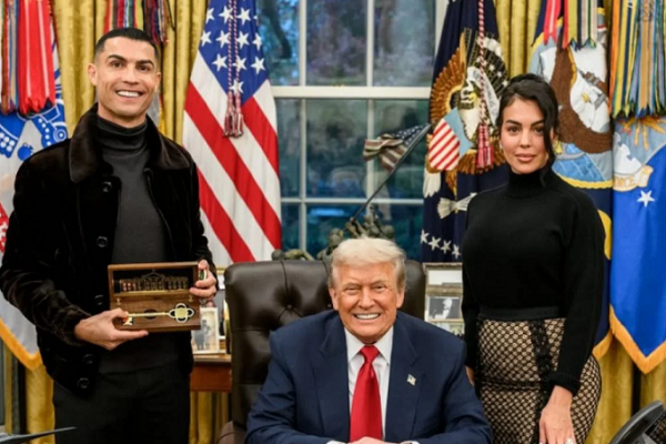 Trump “mburret” me CR7, foton me portugezin e ekspozon në Shtëpinë e Bardhë