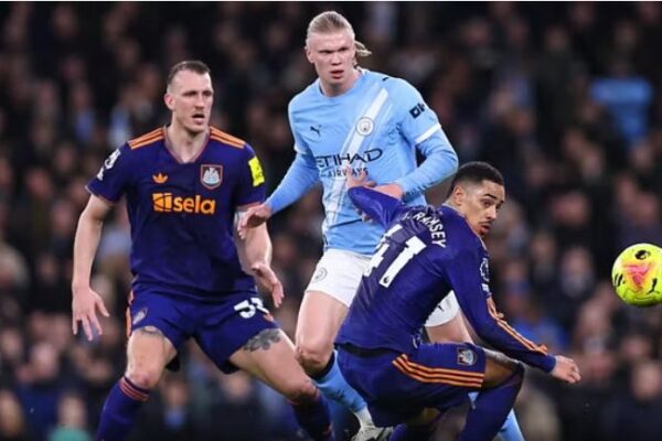 Manchester City mposht Newcastle, dy pikë larg Arsenalit