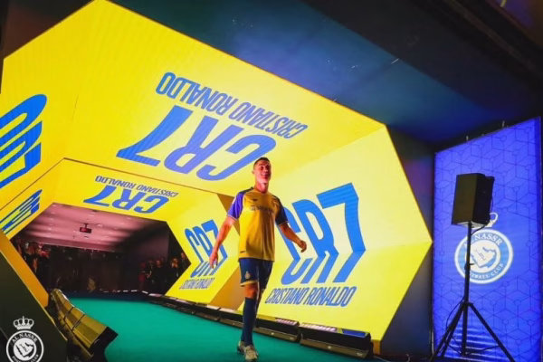 Cristiano Ronaldo blenë aksione tek Almeria