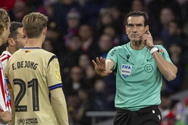 🔥 De Jong “vjell vrer” ndaj arbitrimit: Nëse ky imazh nuk është IA, e konsideroj skandal
