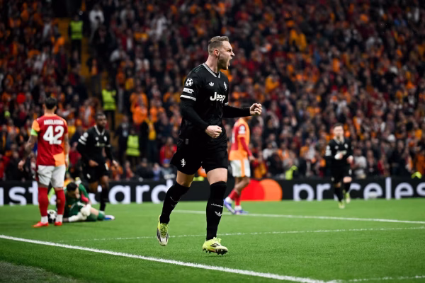 Juventusi po avancon në Stamboll pas 45 minutave