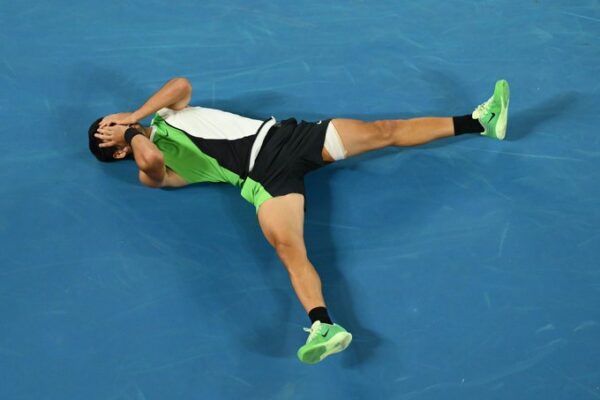 Carlos Alcarez mund me stil Novak Djokovic dhe fiton Australian Open