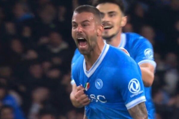 “Paqe” në “Diego Armando Maradona” mes Napolit dhe Romës, një ish ndëshkon verdhekuqtë (video)