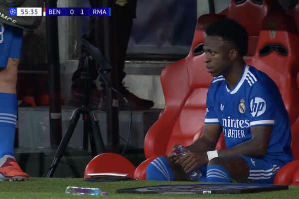 “Majmun, majmun”! Vinicius Junior shënon supergol, ndëshkohet me karton të verdhë dhe refuzon të vazhdojë lojën (video)