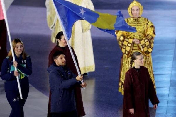 Mbyllen Lojërat Olimpike Dimërore, flamuri i Kosovës valëvitet nga skitari Drin Kokaj