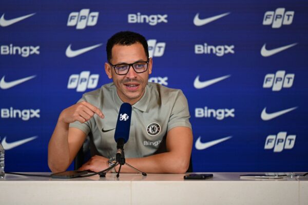 “Te Chelsea po i besojmë shumë Rosenior, fundi i sezonit do të jetë sfidues për të gjithë”