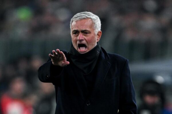 Asnjë kabinë e rezervuar për të në “Bernabeu”, Mourinho e ndoqi Real Madrid-Benfica nga autobusi