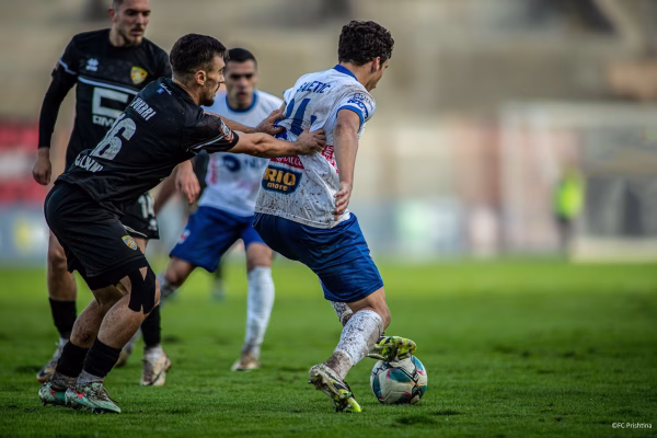 Futboll, tri ndeshje të enjten në Kupë