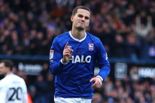 Anis Mehmeti i jashtëzakonshëm. Gol, asist dhe “Lojtari i ndeshjes”. Ipswich vetëm 3 pikë larg… Premier League (video)