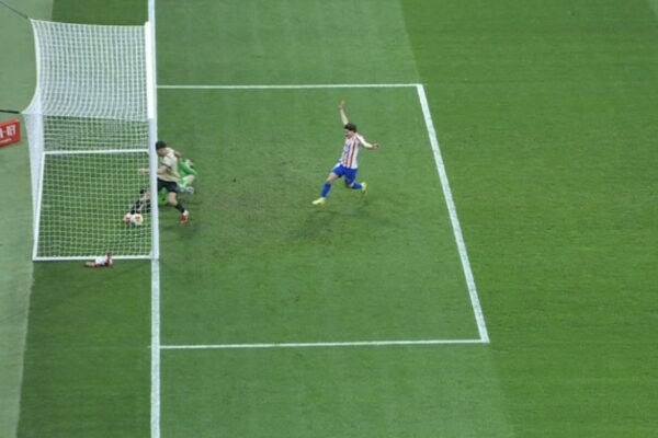 Atletico spektakël ndaj Barcelonës. Çfarë gafe nga Joan Garcia, Griezmann nuk fal (video)