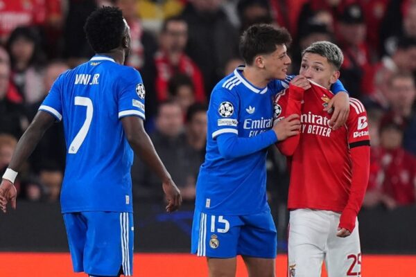 Mes thirrjeve “majmun, majmun”, në Lisbonë vendos supergoli i Vinicius Junior. “Skuqet” Mourinho (video)