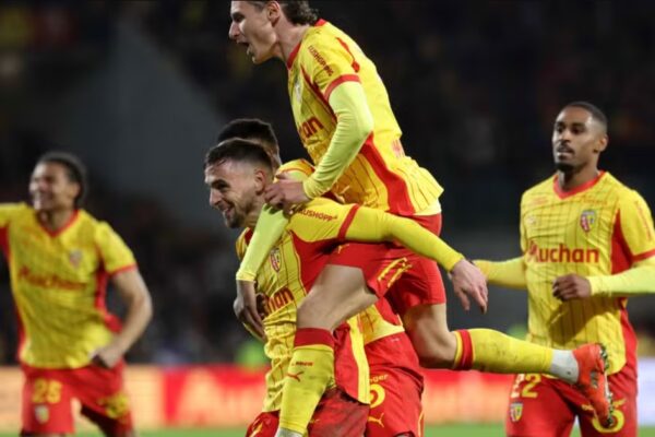 Lens nuk heq dorë nga gara për titullin, shpreson për një “dhuratë” nga Marseille